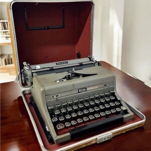Vintage (1952) Royal Quiet De Luxe Model HH Portable Typewriter with Case - Rare
